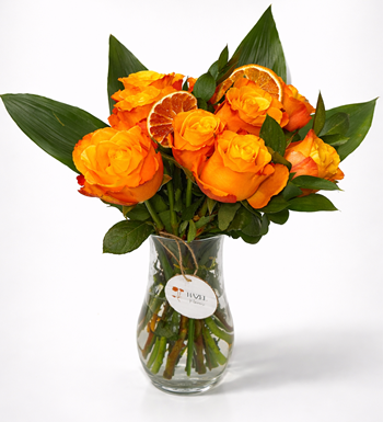 vazoda turuncu gül, hazel flowers çiçek,  vazoda gül