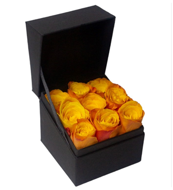 kutuda turuncu gül, kare kutu çiçek, siyah kutu aranjman,